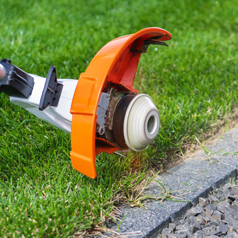 Edger cutting lawn | Maintenance Services Landscape Florida